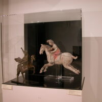 One contemporary sculptor facing precolumbian sculptures