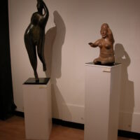 One contemporary sculptor facing precolumbian sculptures